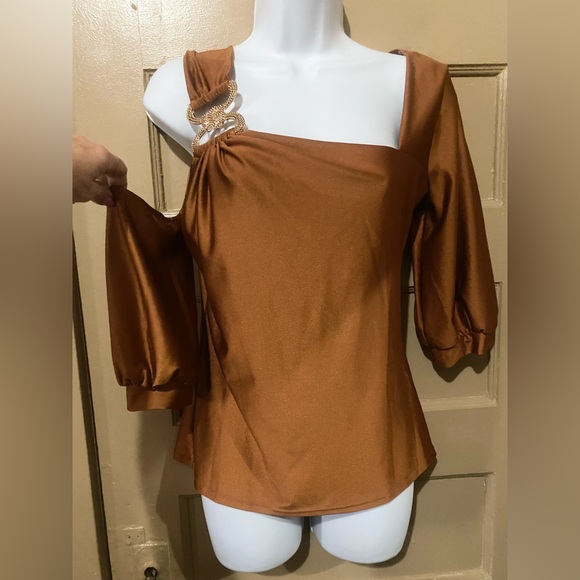 NWT Rust color off shoulder blouse. Size M. - Picture 3 of 5